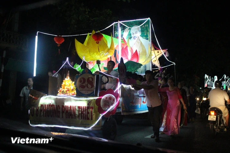 Vào ngày 24-26/9, tại thành phố Tuyên Quang sẽ diễn ra lễ hội Thành Tuyên năm 2015, với điểm nhấn là các hoạt động trình diễn các mô hình đèn Trung Thu "khổng lồ." (Ảnh: Hùng Võ/Vietnam+)