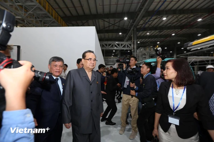 Phó chủ tịch Đảng Lao động Ri Su Yong Triều Tiên thăm quan nhà máy VinFast. (Ảnh: PV/Vietnam+)