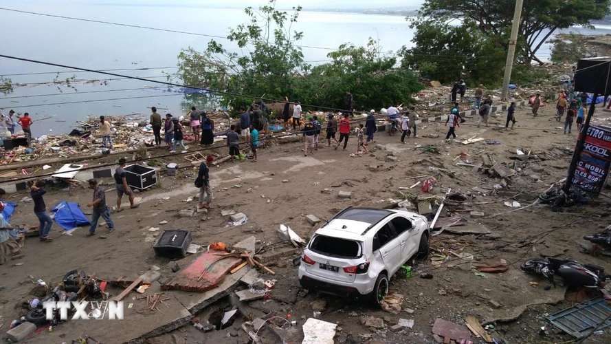 Hiện trường ngổn ngang, đổ nát sau khi sóng thần ập vào Palu, đảo Sulawesi, Indonesia ngày 28/9/2018. (Ảnh: AFP/TTXVN)