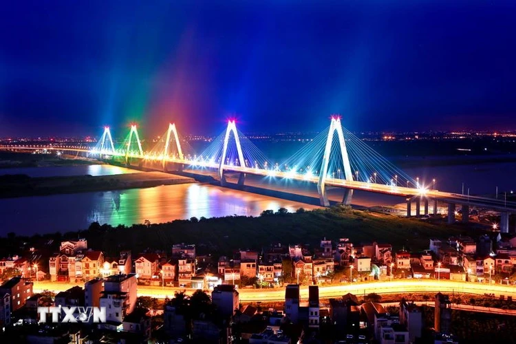 Cầu Nhật Tân lung linh trong đêm. (Ảnh: Huy Hùng/TTXVN)