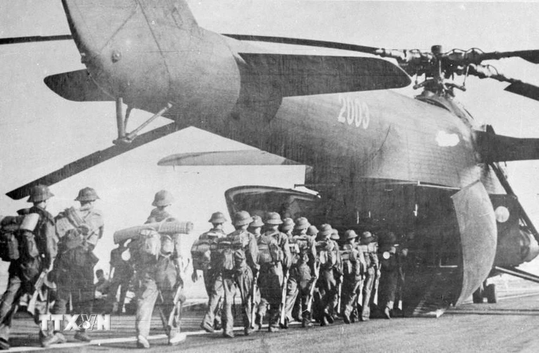Bộ đội lên máy bay vận tải vào miền Nam tham gia chiến dịch Hồ Chí Minh, giải phóng Sài Gòn (tháng 4/1975). (Ảnh: TTXVN)