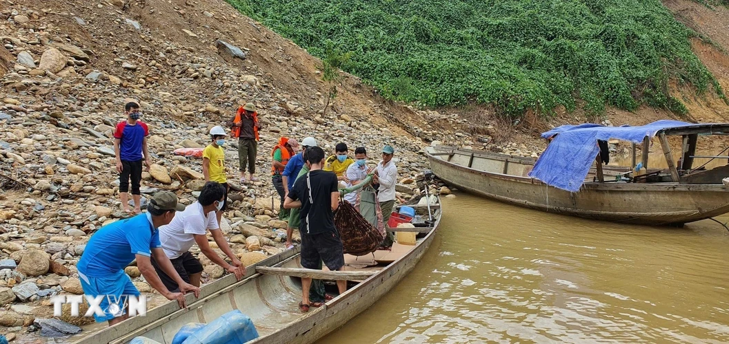 Lực lượng cứu hộ tiếp nhận nạn nhân được đưa từ Rào Trăng 4. (Ảnh: TTXVN phát)