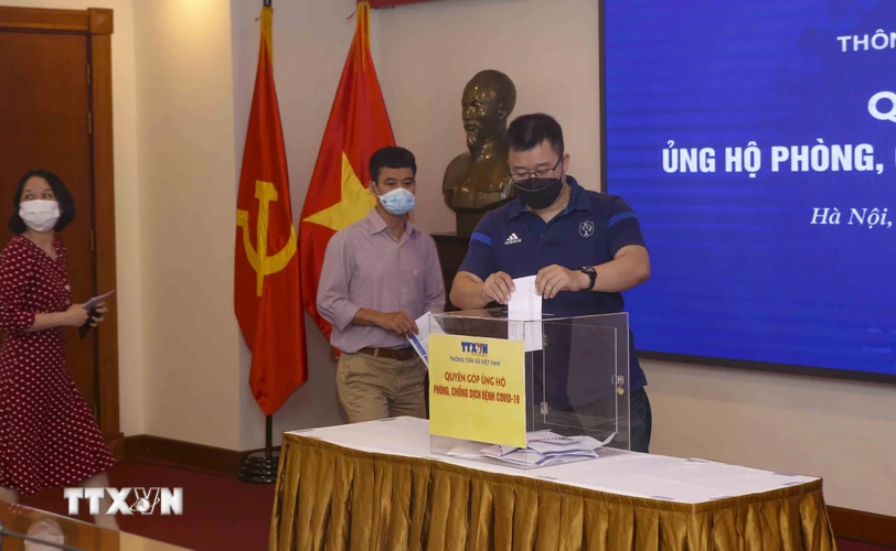 Lãnh đạo, cán bộ, phóng viên, biên tập viên và người lao động của Thông tấn xã Việt Nam tham gia quyên góp, ủng hộ Quỹ phòng, chống dịch COVID-19. (Ảnh: Tuấn Đức/TTXVN)