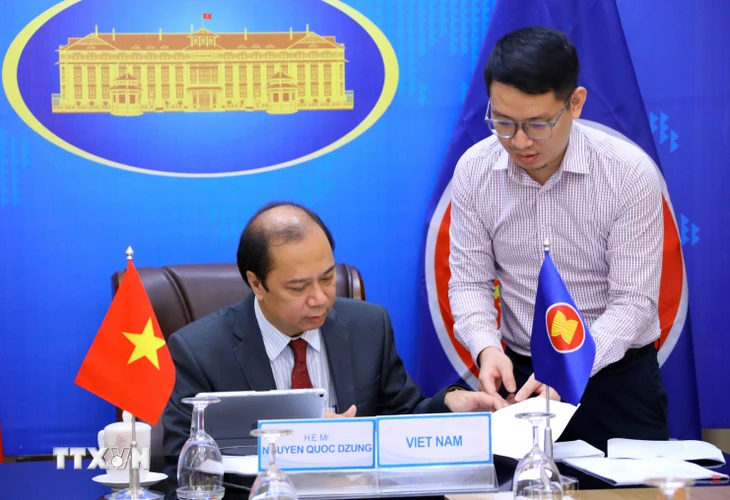 Thứ trưởng Bộ Ngoại giao Nguyễn Quốc Dũng, Trưởng SOM ASEAN Việt Nam dự Hội nghị tại điểm cầu Hà Nội. (Ảnh: Nguyễn Điệp/TTXVN)