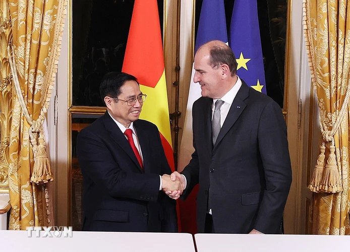 Thủ tướng Phạm Minh Chính và Thủ tướng Pháp Jean Castex tại lễ ký. (Ảnh: Dương Giang/TTXVN)