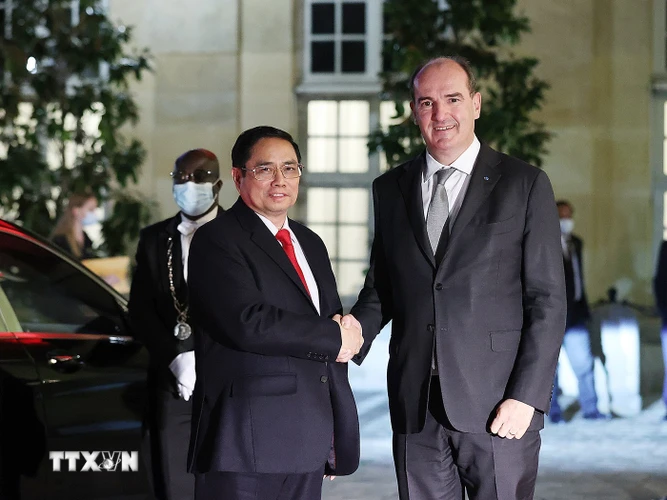 Thủ tướng Pháp Jean Castex đón Thủ tướng Phạm Minh Chính. (Ảnh: Dương Giang/TTXVN)