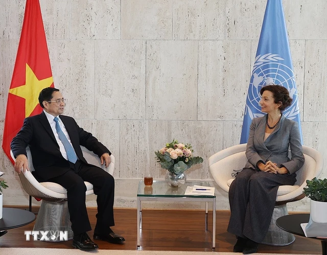 Thủ tướng Phạm Minh Chính với Tổng Giám đốc UNESCO Audrey Azoulay. (Ảnh: Dương Giang/TTXVN)