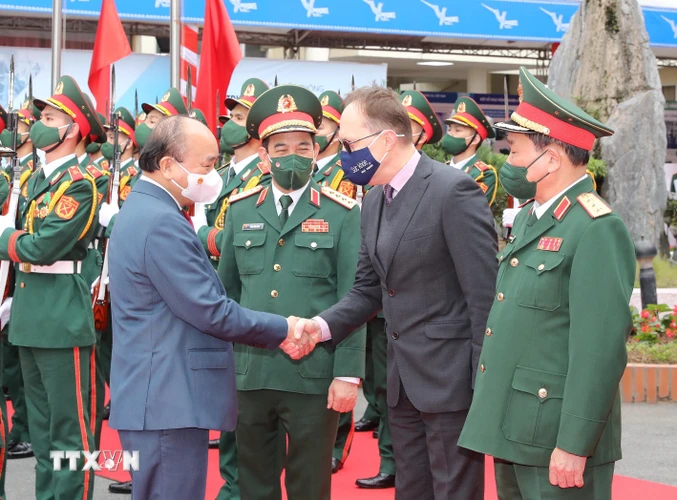 Chủ tịch nước Nguyễn Xuân Phúc với lãnh đạo Trung tâm Nhiệt đới Việt-Nga. (Ảnh: Trọng Đức/TTXVN)
