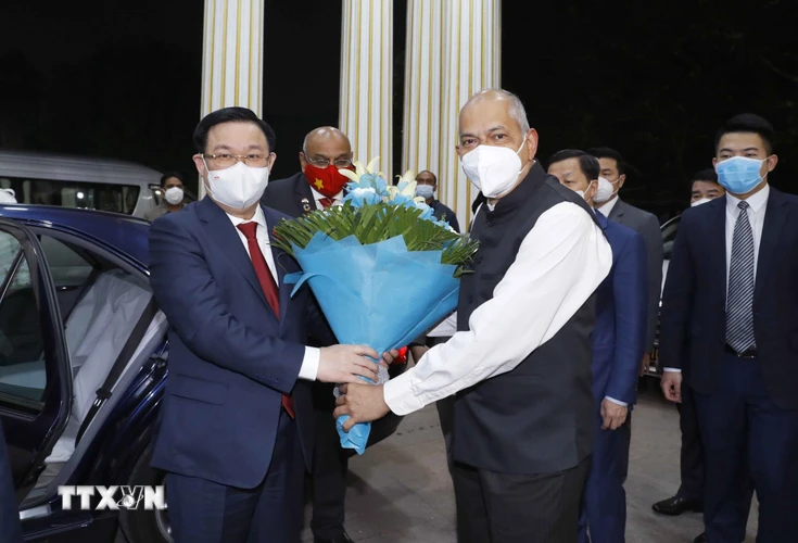 Lãnh đạo Chính quyền bang Karnataka đón, tặng hoa Chủ tịch Quốc hội Vương Đình Huệ. (Ảnh: Doãn Tấn/TTXVN)