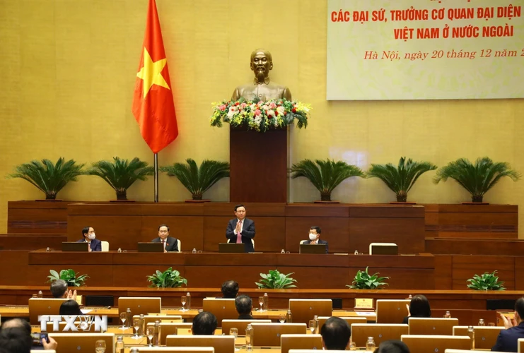 Chủ tịch Quốc hội Vương Đình Huệ tại buổi gặp mặt các đại sứ, trưởng cơ quan đại diện Việt Nam ở nước ngoài. (Ảnh: Văn Điệp/TTXVN)