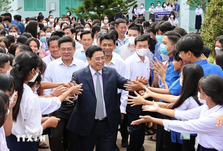 Thủ tướng Phạm Minh Chính với học sinh Trường THPT Dân tộc nội trú Huỳnh Cương. (Ảnh: Dương Giang-TTXVN)