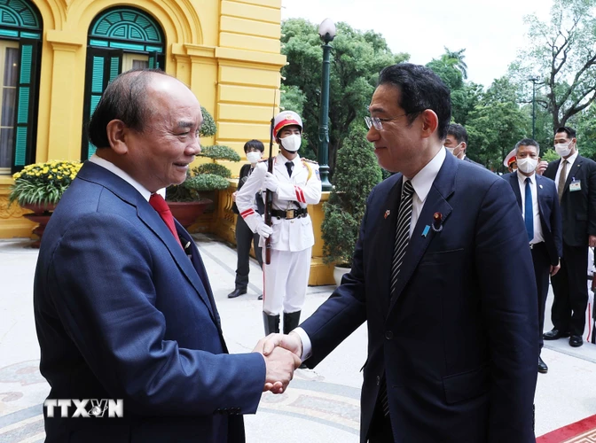 Chủ tịch nước Nguyễn Xuân Phúc tiếp Thủ tướng Nhật Bản Kishida Fumio đang thăm chính thức Việt Nam. (Ảnh: Thống Nhất/TTXVN)