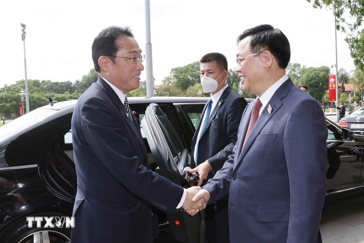 Chủ tịch Quốc hội Vương Đình Huệ đón Thủ tướng Nhật Bản Kishida Fumio. (Ảnh: Doãn Tấn/TTXVN)