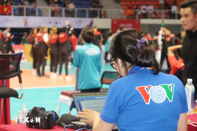 Phóng viên Đài tiếng nói Việt Nam khu vực Đông Bắc tác nghiệp tại SEA Games 31. (Ảnh: Thanh Vân/TTXVN)