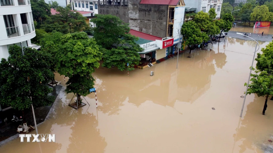 Một số tuyến phố chính bị ngập nước tại thành phố Vĩnh Yên. (Ảnh: Hoàng Hùng/TTXVN)
