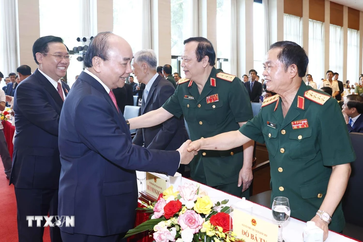 Chủ tịch nước Nguyễn Xuân Phúc, Chủ tịch Quốc hội Vương Đình Huệ với đại biểu. (Ảnh: Doãn Tấn/TTXVN)