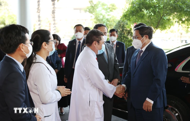 Thủ tướng Phạm Minh Chính đến thăm Bệnh viện Chợ Rẫy-Phnom Penh. (Ảnh: Dương Giang/TTXVN)