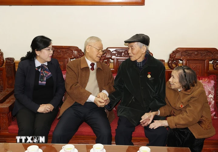 Tổng Bí thư Nguyễn Phú Trọng đến thăm, chúc Tết và tặng quà ông Nguyễn Trung Lựu tại gia đình. (Ảnh: Trí Dũng/TTXVN)
