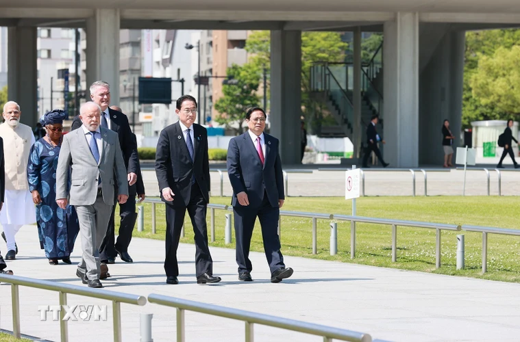 Thủ tướng Nhật Bản Kishida Fumio và Thủ tướng Phạm Minh Chính cùng các trưởng đoàn đến thăm Công viên Tưởng niệm hòa bình Hiroshima. (Ảnh: Dương Giang/TTXVN)