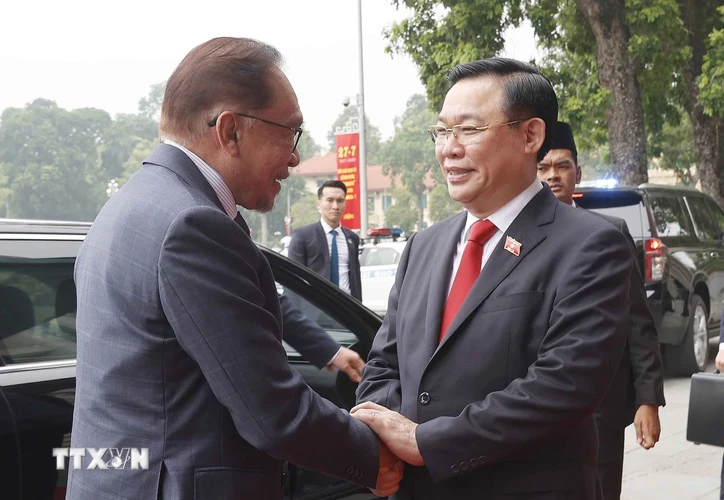 Chủ tịch Quốc hội Vương Đình Huệ đón Thủ tướng Malaysia Anwar Ibrahim. (Ảnh: Doãn Tấn/TTXVN)