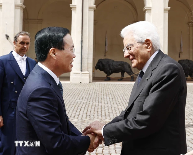 Tổng thống Cộng hòa Italy Sergio Mattarella đón Chủ tịch nước Võ Văn Thưởng. (Ảnh: Thống Nhất/TTXVN)