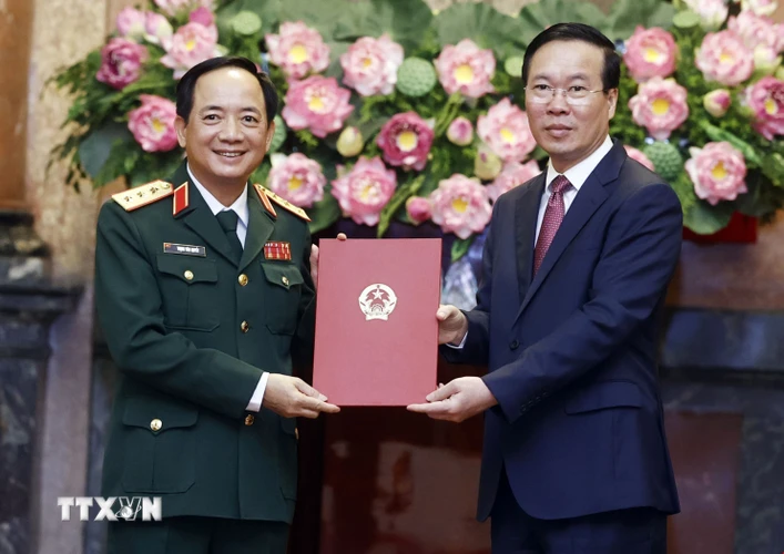Chủ tịch nước Võ Văn Thưởng trao quyết định cho đồng chí Trịnh Văn Quyết. (Ảnh: Thống Nhất/TTXVN)