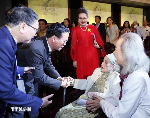 Chủ tịch nước Võ Văn Thưởng thăm hỏi bà Nghiêm Thúy Băng, vợ của Nhạc sỹ Văn Cao. (Ảnh: Thống Nhất/TTXVN)