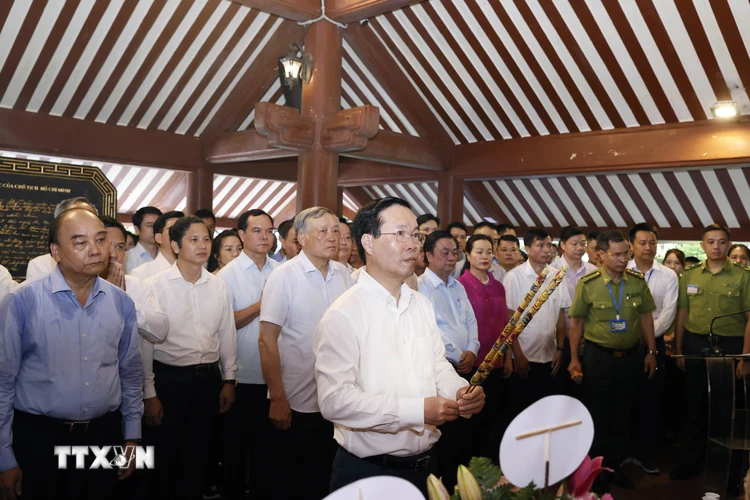 Chủ tịch nước Võ Văn Thưởng cùng các đồng chí lãnh đạo, nguyên lãnh đạo Đảng, Nhà nước dâng hương tưởng nhớ Chủ tịch Hồ Chí Minh. (Ảnh: Thống Nhất/TTXVN)