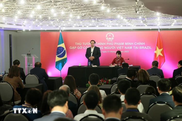 Thủ tướng Phạm Minh Chính phát biểu tại cuộc gặp gỡ đại diện cộng đồng người Việt Nam tại Brazil. (Ảnh: Dương Giang/TTXVN)