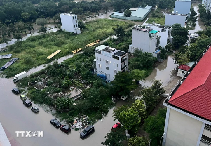 Một khu dân cư trên đường Nguyễn Lương Bằng (quận 7) bị bao quanh bởi biển nước do mưa lớn và triều cường. (Ảnh: Thu Hương/TTXVN)