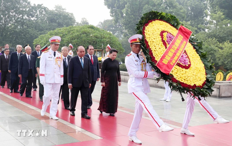 Đoàn đại biểu Lãnh đạo và nguyên lãnh đạo Đảng, Nhà nước, Mặt trận Tổ quốc Việt Nam đặt vòng hoa, tưởng niệm các Anh hùng liệt sỹ. (Ảnh: Văn Điệp/TTXVN)