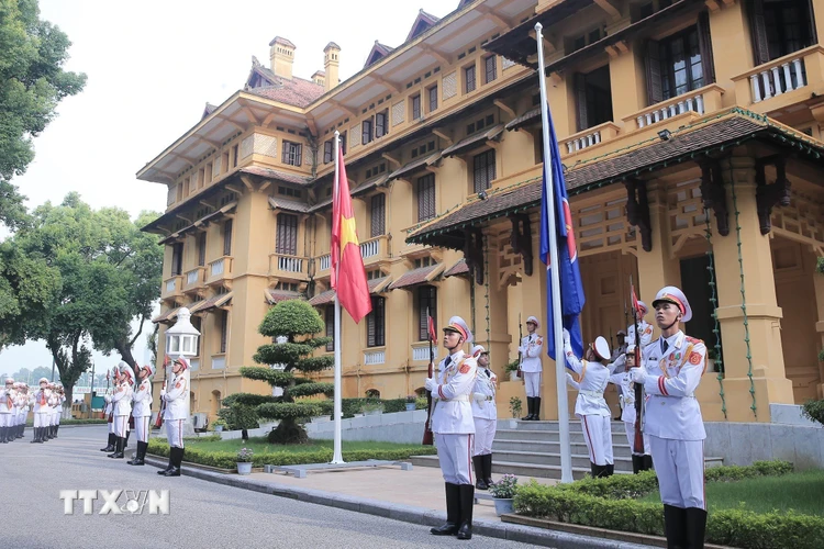 Nghi thức thượng cờ nhân dịp kỷ niệm 52 năm Ngày thành lập Hiệp hội các quốc gia Đông Nam Á (ASEAN). (Ảnh: Lâm Khánh/TTXVN)