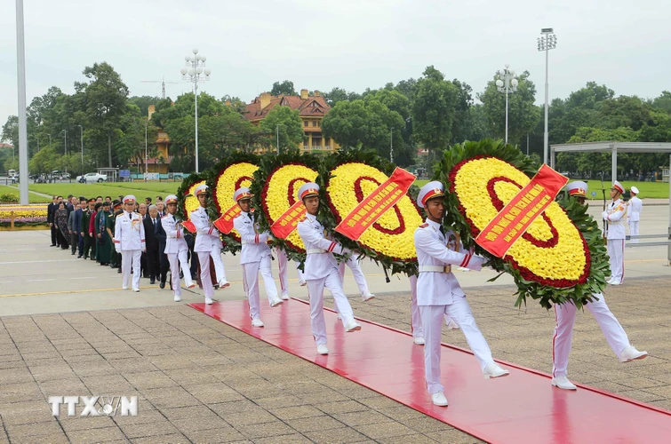 Lãnh đạo Đảng và Nhà nước đặt vòng hoa, vào Lăng viếng Chủ tịch Hồ Chí Minh. (Ảnh: Doãn Tấn/TTXVN)