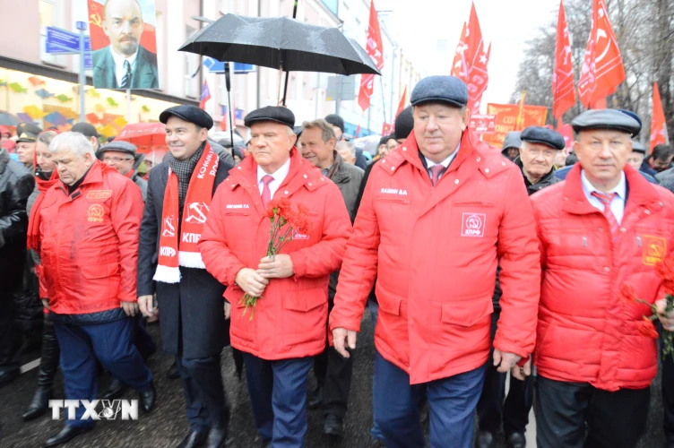 Chủ tịch Đảng Cộng sản Liên bang Nga Gennady Ziuganov và các thành viên Ban lãnh đạo Đảng tham gia tuần hành kỷ niệm lần thứ 102 Cách mạng tháng Mười Nga vĩ đại. (Ảnh: Duy Trinh/TTXVN)