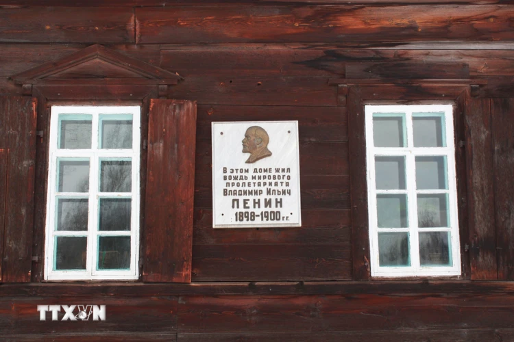 Bên ngoài ngôi nhà Lenin và gia đình đã sống trong thời gian bị đày ở làng Shushenshkoye những năm 1898-1900. (Ảnh: Trần Hiếu/TTXVN)