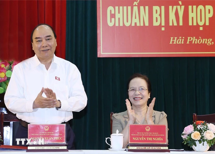 Thủ tướng Nguyễn Xuân Phúc với các cử tri. (Ảnh: Thống Nhất/TTXVN)