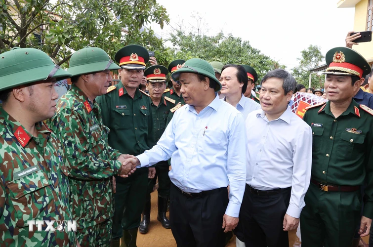 Thủ tướng Nguyễn Xuân Phúc thăm hỏi cán bộ, chiến sỹ lực lượng quân đội thuộc Bộ Chỉ huy quân sự tỉnh Quảng Bình. (Ảnh: Thống Nhất/TTXVN)