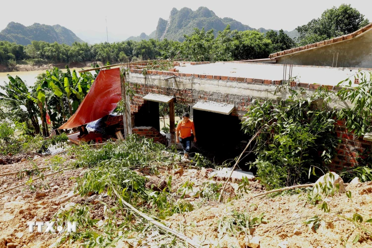 Ngôi nhà mới xây dựng của gia đình anh Hoàng Văn Hưng bị đất đá sạt lở làm sập một góc tường nhà. (Ảnh: Vũ Sinh/TTXVN)