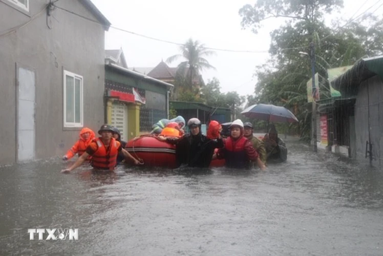 Lực lượng chức năng sơ tán 200 hộ dân phường Bến Thủy, thành phố Vinh) đến nơi an toàn. (Ảnh: Bích Huệ/TTXVN)