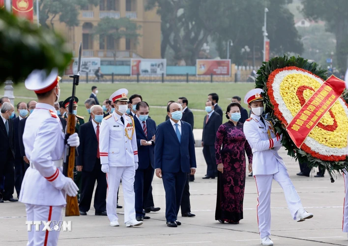  Lãnh đạo Đảng, Nhà nước đặt vòng hoa và vào viếng Chủ tịch Hồ Chí Minh. (Ảnh: Dương Giang/TTXVN)