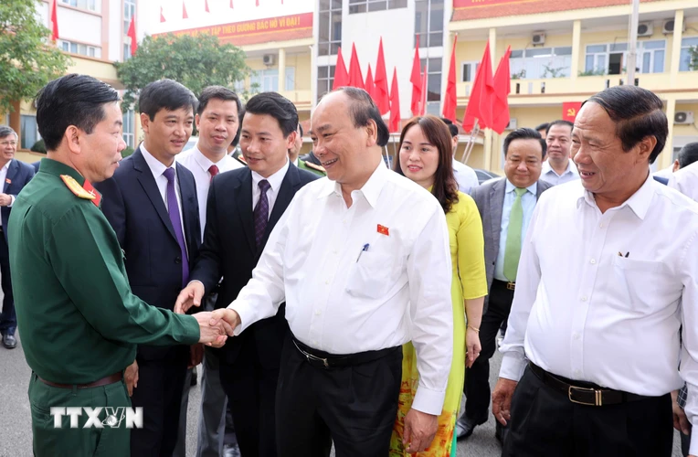 Thủ tướng Nguyễn Xuân Phúc tiếp xúc cử tri tại huyện An Lão. (Ảnh: Thống Nhất/TTXVN)