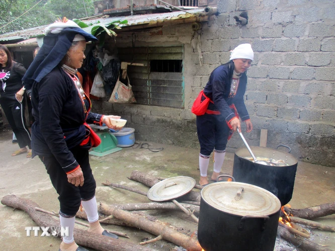 Người dân tộc Dao huyện Cẩm Thủy tụ họp đón Tết năm cùng. (Ảnh: Nguyễn Nam/TTXVN)