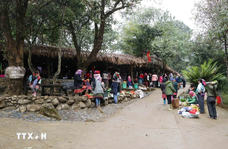 Chợ phiên Sin Suối Hồ, huyện Phong Thổ (Lai Châu) họp vào thứ 7 hàng tuần, năm nay đúng ngày 2 Tết Nguyên đán Tân Sửu. (Ảnh: Nguyễn Oanh/TTXVN)