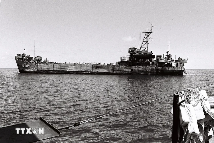 Tàu HQ-505, con tàu duy nhất không bị chìm đã “ủi bãi” thành công lên đảo Cô Lin sau khi bị tàu địch bắn cháy, trở thành cột mốc chủ quyền sống của Việt Nam. Đảo Cô Lin vì thế được giữ vững đến hôm nay. Với chiến công oanh liệt, tàu HQ-505 được Nhà nước tuyên dương Anh hùng lực lượng vũ trang nhân dân. (Ảnh: Tư liệu/TTXVN phát)