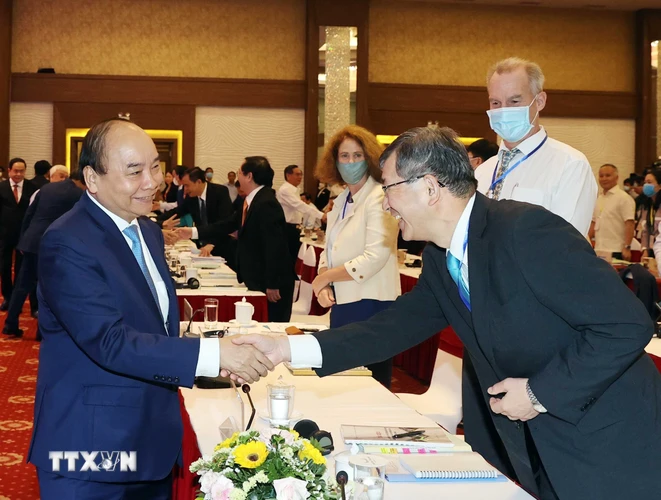 Thủ tướng Nguyễn Xuân Phúc gặp gỡ đại biểu quốc tế dự hội nghị. (Ảnh: Thống Nhất/TTXVN)