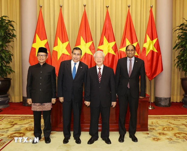 Tổng Bí thư, Chủ tịch nước Nguyễn Phú Trọng chụp ảnh chung với các Đại sứ. (Ảnh: Trí Dũng/TTXVN)