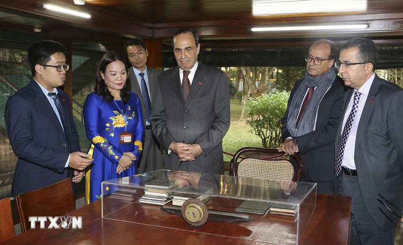 Trong chuyến thăm chính thức Việt Nam, ngày 16/12/2017, Chủ tịch Hạ viện Maroc Habib El Malki thăm Khu di tích Chủ tịch Hồ Chí Minh tại Phủ Chủ tịch. (Ảnh: Doãn Tấn/TTXVN)