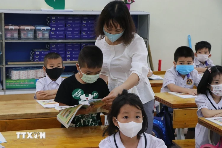 Giáo viên trường tiểu học Thạch Khôi, thành phố Hải Dương sẽ vừa dạy kiến thức mới vừa ôn tập kiến thức cũ cho học sinh. (Ảnh: Mạnh Minh/TTXVN)