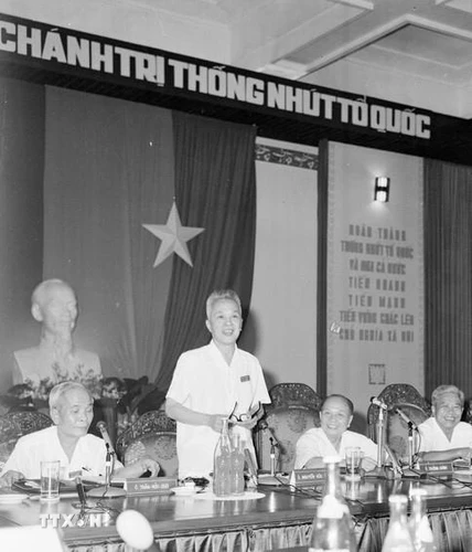 Chủ tịch Nguyễn Hữu Thọ đọc diễn văn khai mạc Hội nghị Hiệp thương chính trị thống nhất Tổ quốc, ngày 15/11/1975 tại Sài Gòn (từ 2/7/1976 được đổi tên là Thành phố Hồ Chí Minh). (Ảnh: TTXVN)