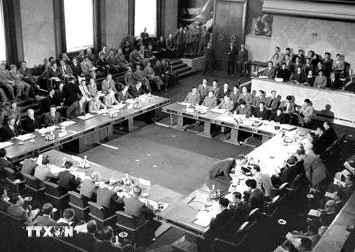 Chiến thắng Điện Biên Phủ buộc chính phủ Pháp phải ký kết Hiệp định Geneva (7/1954) công nhận độc lập, chủ quyền, thống nhất và toàn vẹn lãnh thổ ba nước Đông Dương, kết thúc vẻ vang cuộc kháng chiến trường kỳ, gian khổ kéo dài 9 năm (1945-1954). (Ảnh: TTXVN)